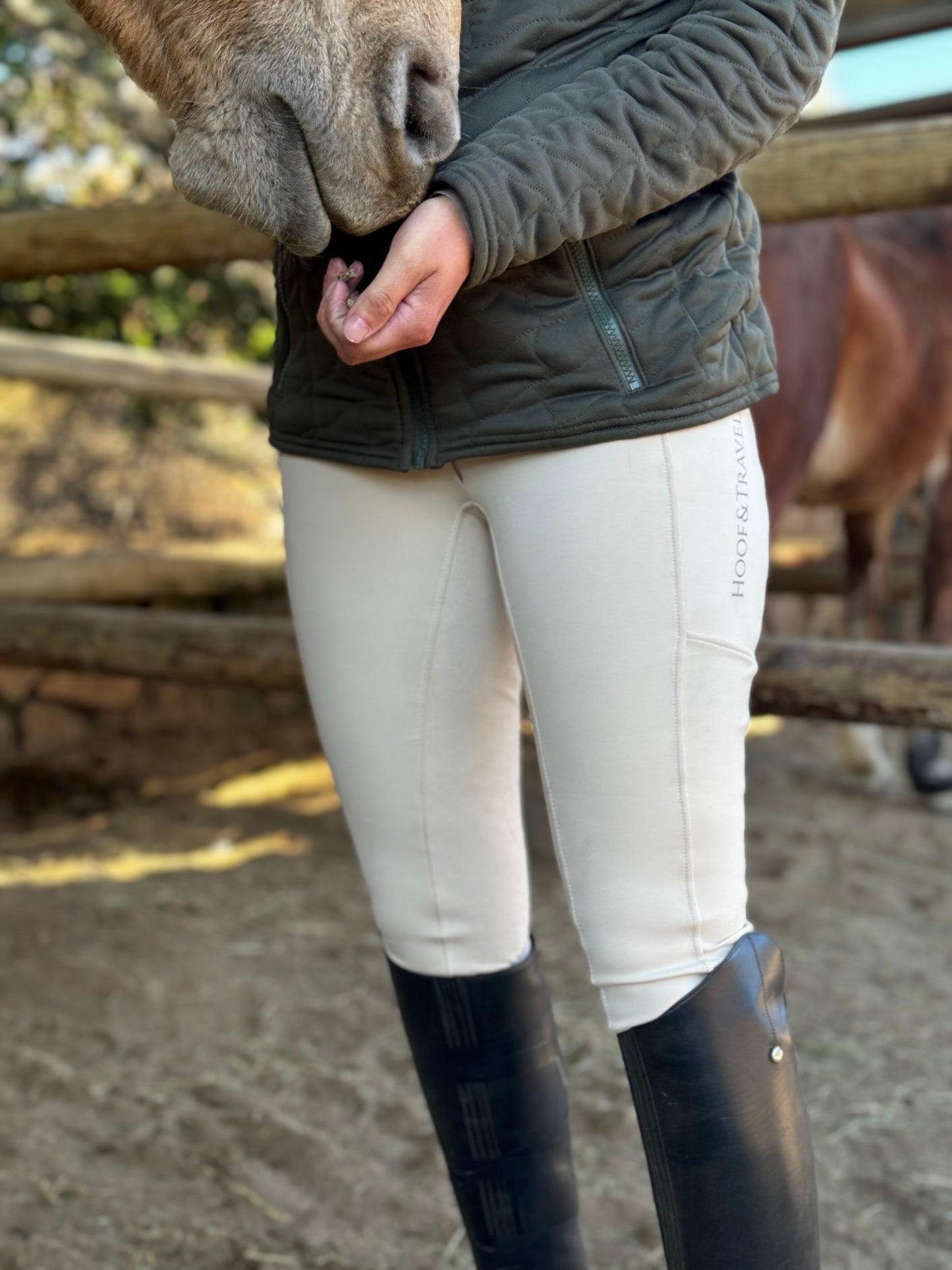 Reithose mit Handytasche in beige, veganer Lederbesatz oder Grip | Hoof & Travel