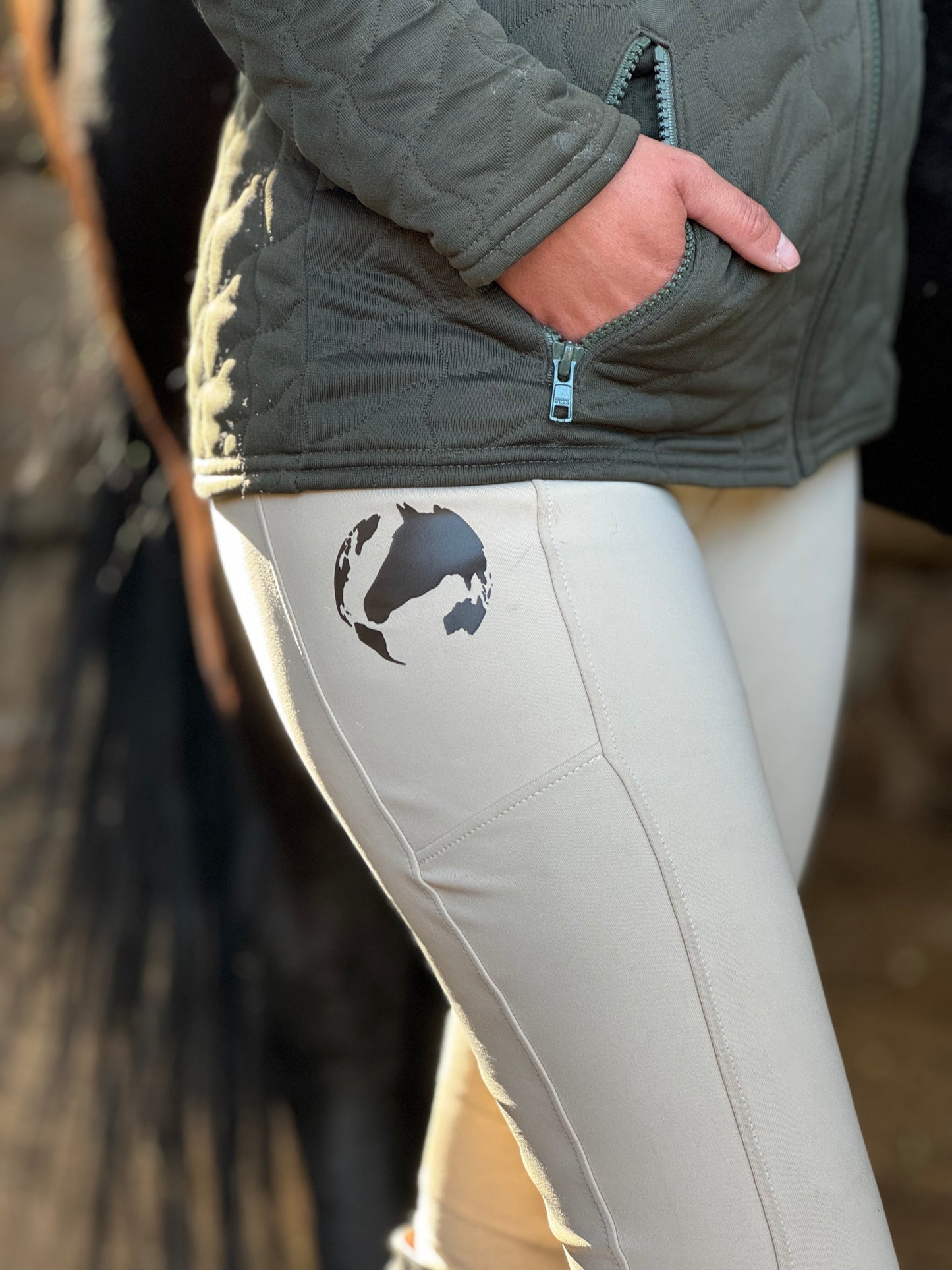 Reithose mit Handytasche in beige, veganer Lederbesatz oder Grip | Hoof & Travel