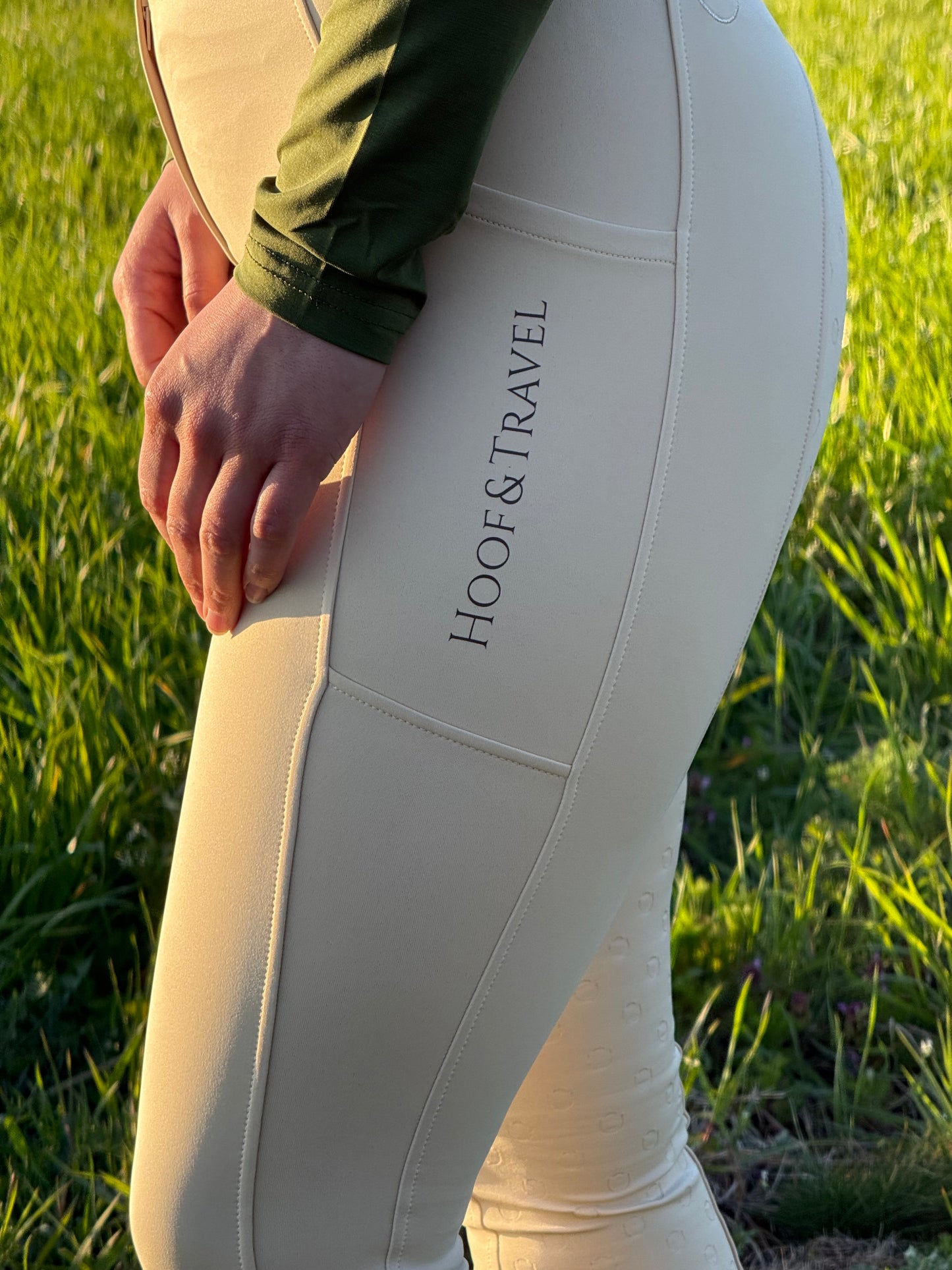Reithose mit Handytasche in beige, veganer Lederbesatz oder Grip | Hoof & Travel
