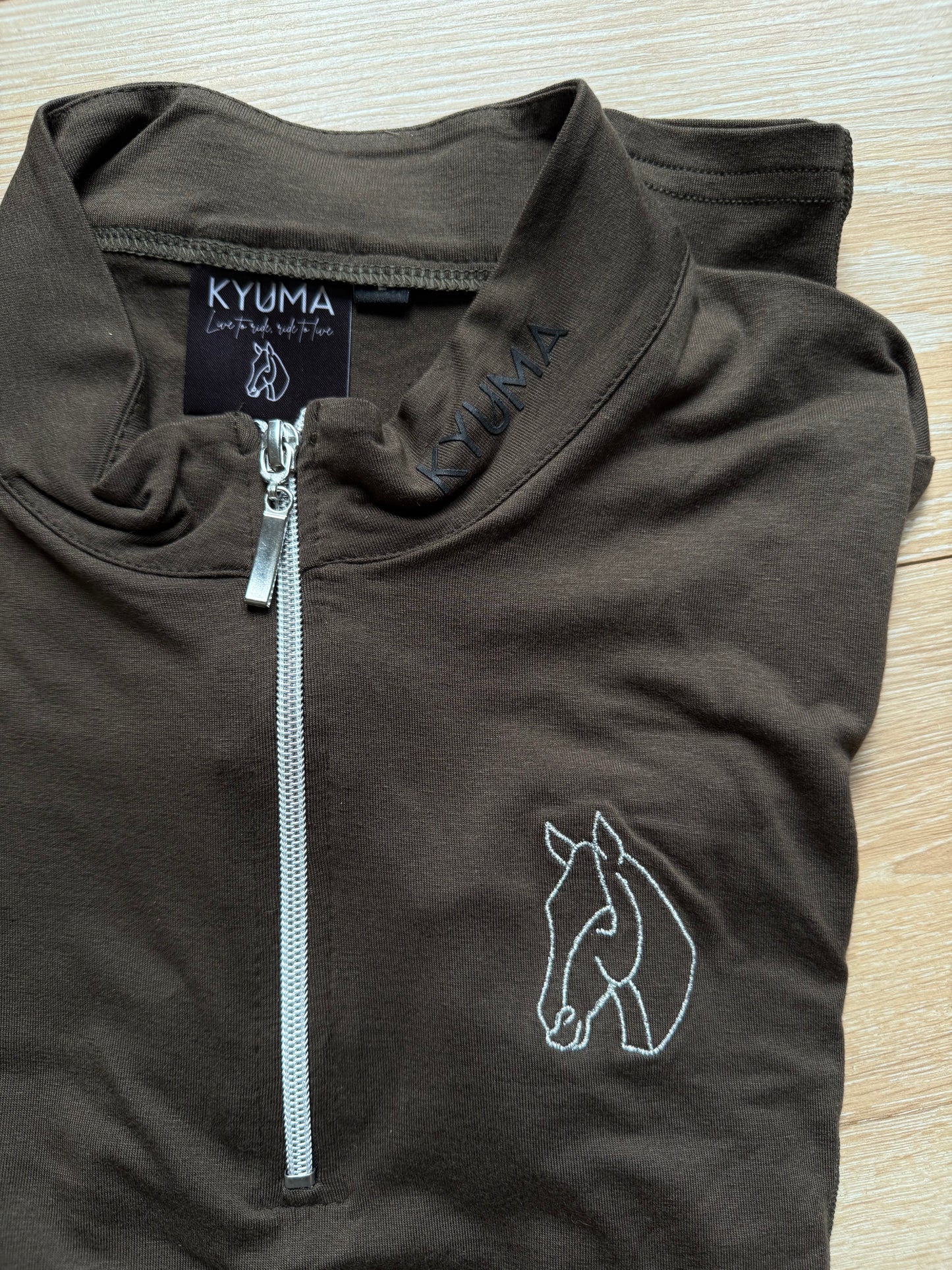 KURZARM-Glücksfunktionsshirt für Marmeladenglasmomente in Trüffel | Hoof & Travel x Kyuma